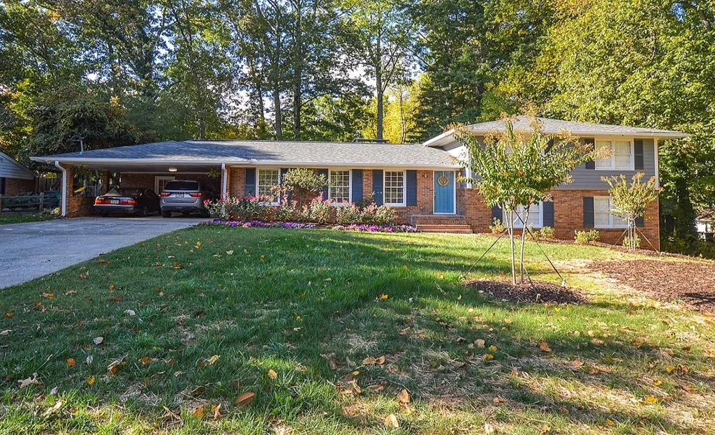 105 W Spalding Drive, Sandy Springs, Georgia 30328, 4 Bedrooms Bedrooms, ,3 BathroomsBathrooms,Residential,Sold,105 W Spalding Drive,5767373