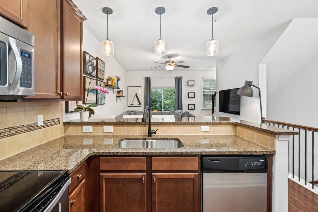 215 Semel Circle Nw Unit 460, Atlanta, Georgia 30309, 2 Bedrooms Bedrooms, ,2 BathroomsBathrooms,Residential,Sold,215 Semel Circle Nw Unit 460,7182111