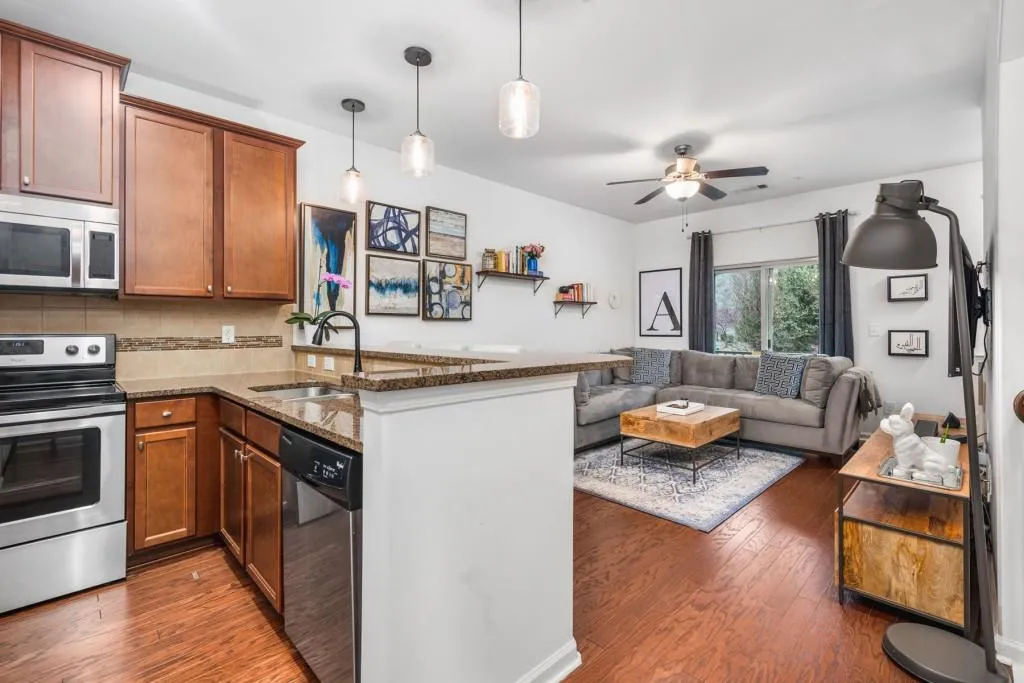 215 Semel Circle Nw Unit 460, Atlanta, Georgia 30309, 2 Bedrooms Bedrooms, ,2 BathroomsBathrooms,Residential,Sold,215 Semel Circle Nw Unit 460,7182111