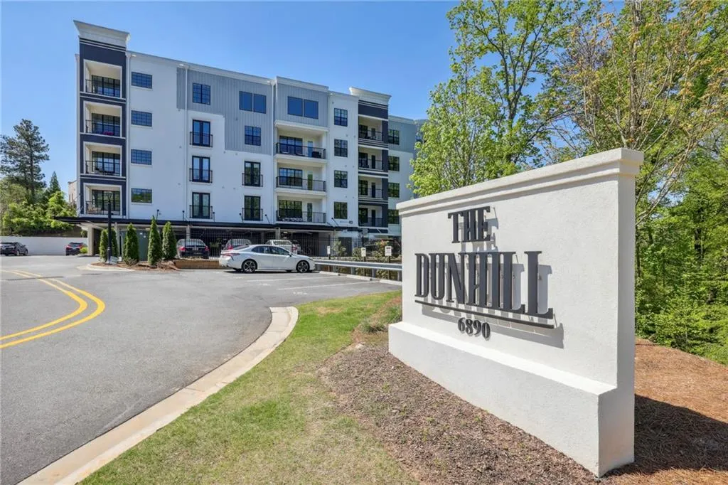 6890 Peachtree Dunwoody Road Unit 305, Sandy Springs, Georgia 30328, 2 Bedrooms Bedrooms, ,2 BathroomsBathrooms,Residential,Sold,6890 Peachtree Dunwoody Road Unit 305,7202468
