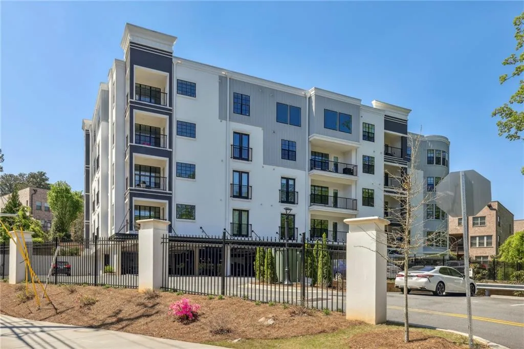 6890 Peachtree Dunwoody Road Unit 305, Sandy Springs, Georgia 30328, 2 Bedrooms Bedrooms, ,2 BathroomsBathrooms,Residential,Sold,6890 Peachtree Dunwoody Road Unit 305,7202468
