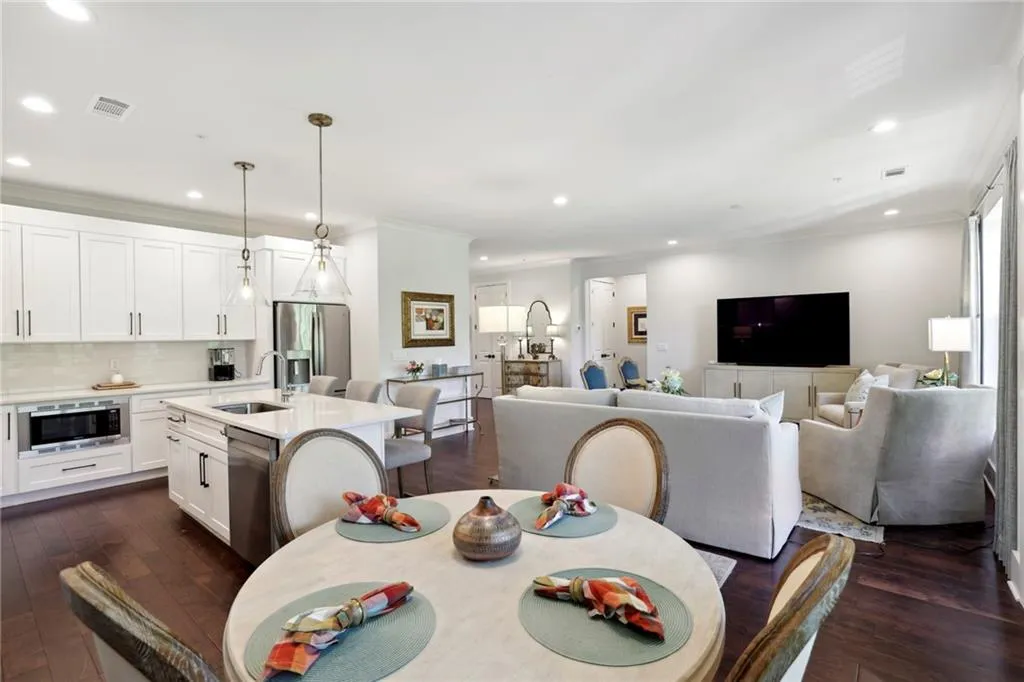 6890 Peachtree Dunwoody Road Unit 305, Sandy Springs, Georgia 30328, 2 Bedrooms Bedrooms, ,2 BathroomsBathrooms,Residential,Sold,6890 Peachtree Dunwoody Road Unit 305,7202468