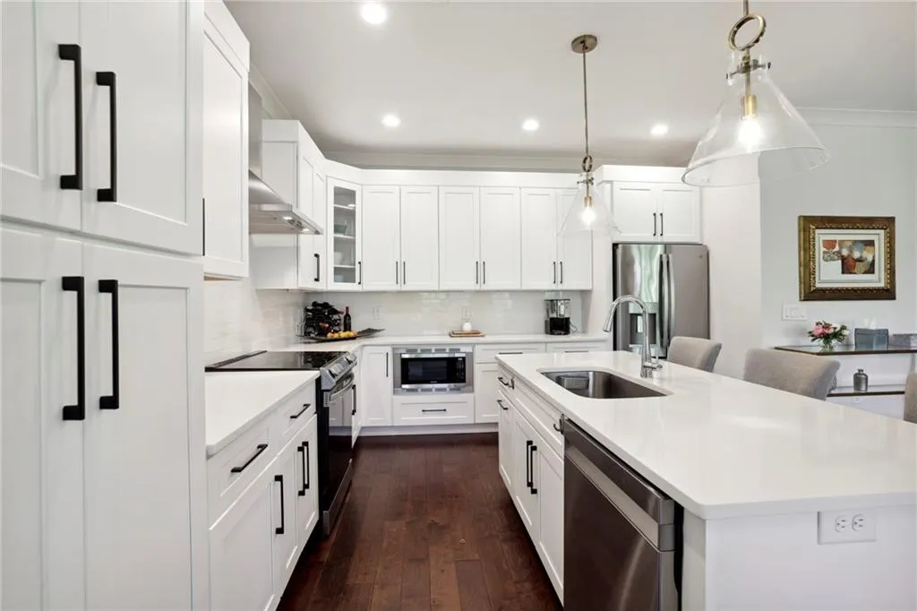 6890 Peachtree Dunwoody Road Unit 305, Sandy Springs, Georgia 30328, 2 Bedrooms Bedrooms, ,2 BathroomsBathrooms,Residential,Sold,6890 Peachtree Dunwoody Road Unit 305,7202468