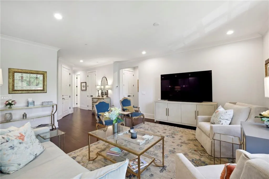 6890 Peachtree Dunwoody Road Unit 305, Sandy Springs, Georgia 30328, 2 Bedrooms Bedrooms, ,2 BathroomsBathrooms,Residential,Sold,6890 Peachtree Dunwoody Road Unit 305,7202468