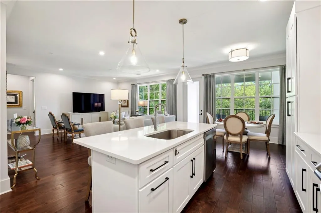 6890 Peachtree Dunwoody Road Unit 305, Sandy Springs, Georgia 30328, 2 Bedrooms Bedrooms, ,2 BathroomsBathrooms,Residential,Sold,6890 Peachtree Dunwoody Road Unit 305,7202468