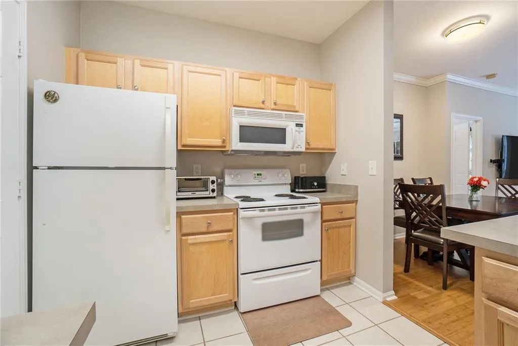 5641 Roswell Road Unit 105, Atlanta, Georgia 30342, 2 Bedrooms Bedrooms, ,2 BathroomsBathrooms,Residential,Sold,5641 Roswell Road Unit 105,6550314