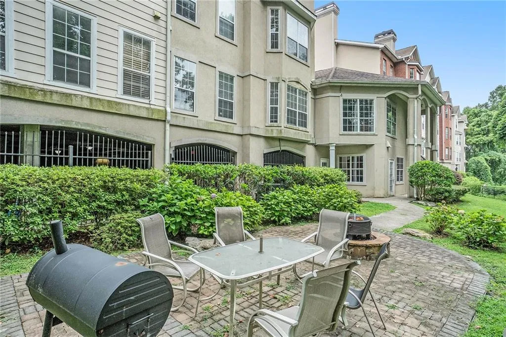 5641 Roswell Road Unit 105, Atlanta, Georgia 30342, 2 Bedrooms Bedrooms, ,2 BathroomsBathrooms,Residential,Sold,5641 Roswell Road Unit 105,6550314