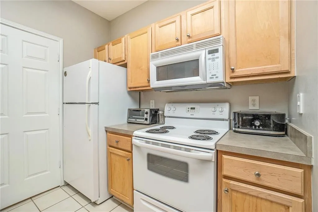 5641 Roswell Road Unit 105, Atlanta, Georgia 30342, 2 Bedrooms Bedrooms, ,2 BathroomsBathrooms,Residential,Sold,5641 Roswell Road Unit 105,6550314