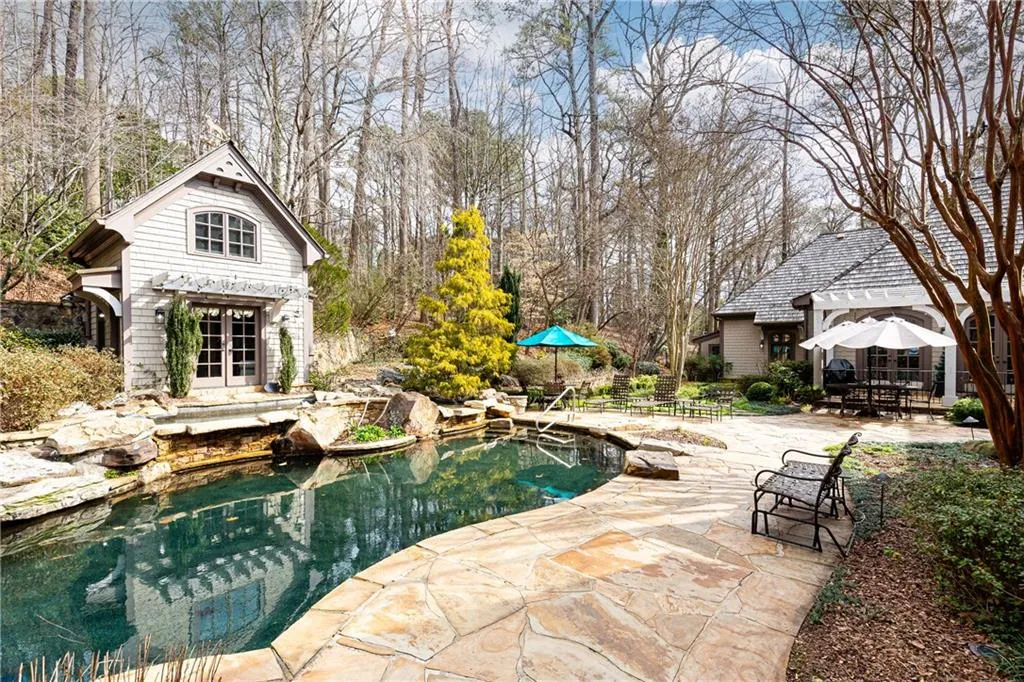Heated Saltwaater Pool with two waterfalls and Guest House