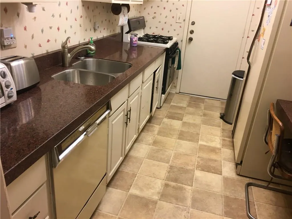 6851 Roswell Road Ne Unit Q23, Sandy Springs, Georgia 30328, 3 Bedrooms Bedrooms, ,2 BathroomsBathrooms,Residential,Sold,6851 Roswell Road Ne Unit Q23,5921791