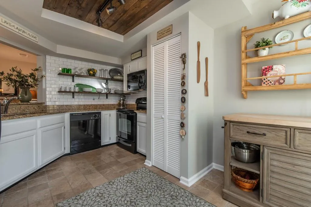 17 Dunwoody Springs Drive Ne, Sandy Springs, Georgia 30328, 2 Bedrooms Bedrooms, ,2 BathroomsBathrooms,Residential,Sold,17 Dunwoody Springs Drive Ne,6844281