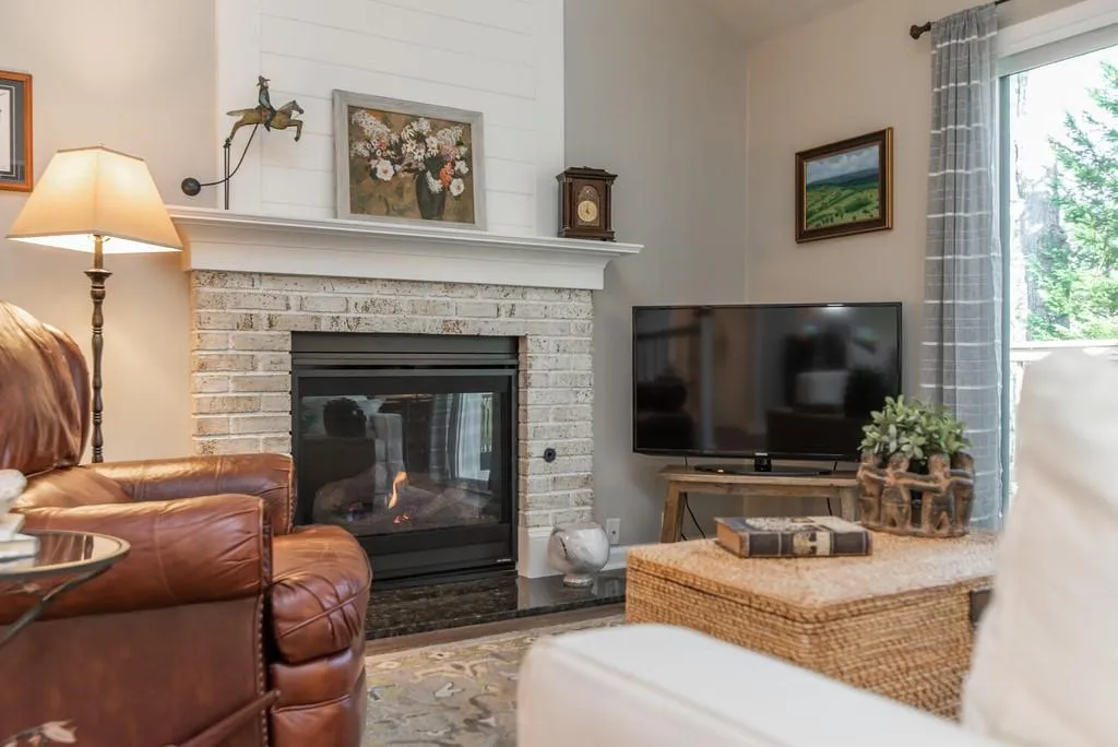 17 Dunwoody Springs Drive Ne, Sandy Springs, Georgia 30328, 2 Bedrooms Bedrooms, ,2 BathroomsBathrooms,Residential,Sold,17 Dunwoody Springs Drive Ne,6844281