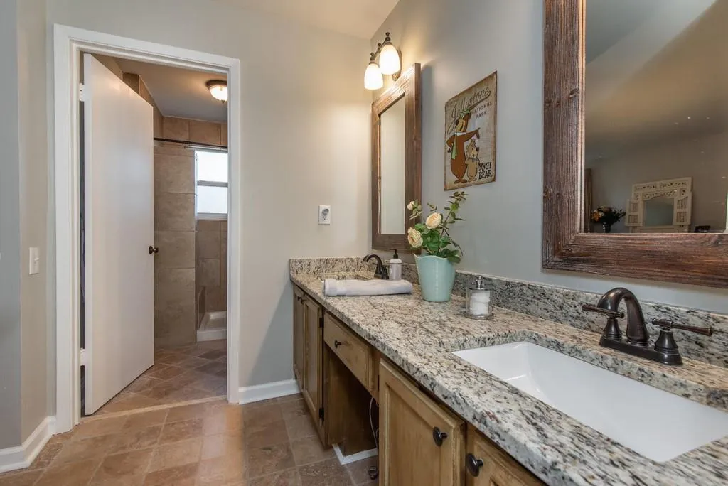 17 Dunwoody Springs Drive Ne, Sandy Springs, Georgia 30328, 2 Bedrooms Bedrooms, ,2 BathroomsBathrooms,Residential,Sold,17 Dunwoody Springs Drive Ne,6844281