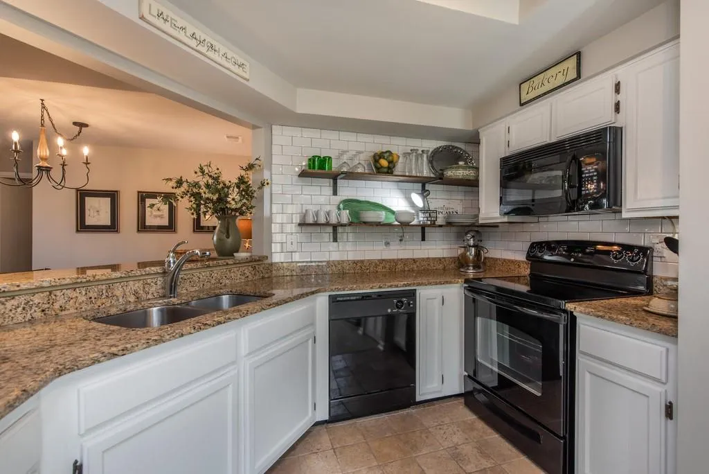 17 Dunwoody Springs Drive Ne, Sandy Springs, Georgia 30328, 2 Bedrooms Bedrooms, ,2 BathroomsBathrooms,Residential,Sold,17 Dunwoody Springs Drive Ne,6844281