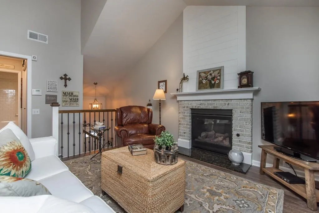 17 Dunwoody Springs Drive Ne, Sandy Springs, Georgia 30328, 2 Bedrooms Bedrooms, ,2 BathroomsBathrooms,Residential,Sold,17 Dunwoody Springs Drive Ne,6844281