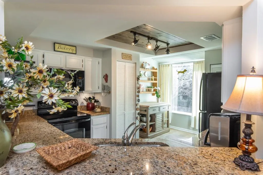 17 Dunwoody Springs Drive Ne, Sandy Springs, Georgia 30328, 2 Bedrooms Bedrooms, ,2 BathroomsBathrooms,Residential,Sold,17 Dunwoody Springs Drive Ne,6844281