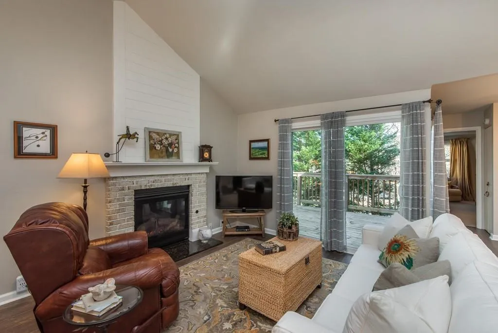 17 Dunwoody Springs Drive Ne, Sandy Springs, Georgia 30328, 2 Bedrooms Bedrooms, ,2 BathroomsBathrooms,Residential,Sold,17 Dunwoody Springs Drive Ne,6844281