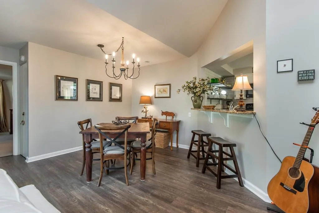 17 Dunwoody Springs Drive Ne, Sandy Springs, Georgia 30328, 2 Bedrooms Bedrooms, ,2 BathroomsBathrooms,Residential,Sold,17 Dunwoody Springs Drive Ne,6844281