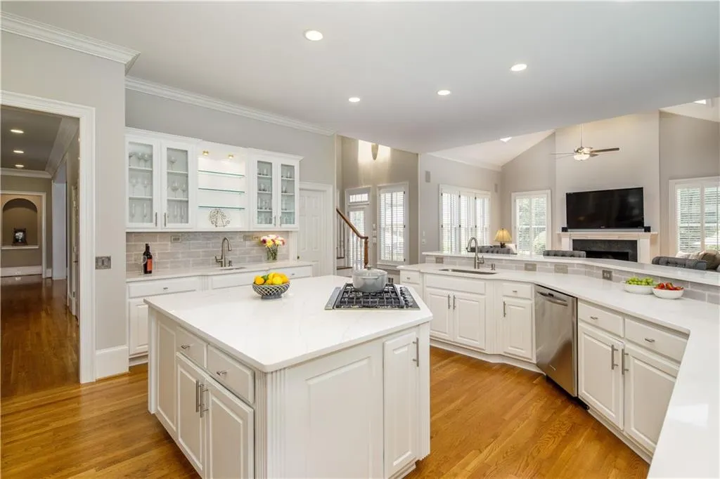 515 Old Cobblestone Drive, Sandy Springs, Georgia 30350, 5 Bedrooms Bedrooms, ,6 BathroomsBathrooms,Residential,Sold,515 Old Cobblestone Drive,6586974