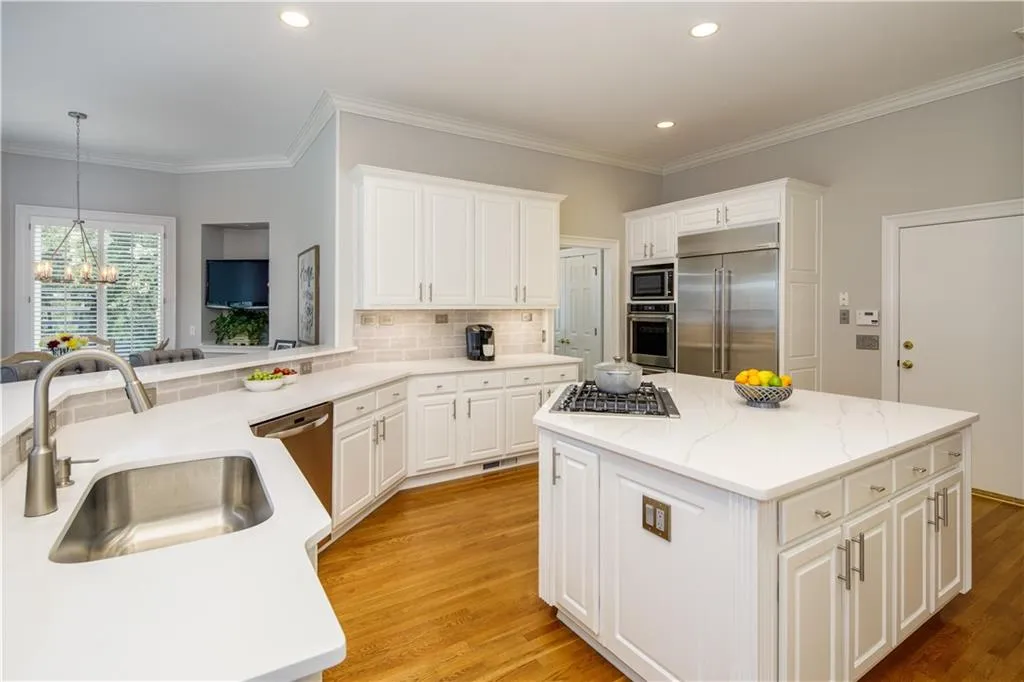 515 Old Cobblestone Drive, Sandy Springs, Georgia 30350, 5 Bedrooms Bedrooms, ,6 BathroomsBathrooms,Residential,Sold,515 Old Cobblestone Drive,6586974