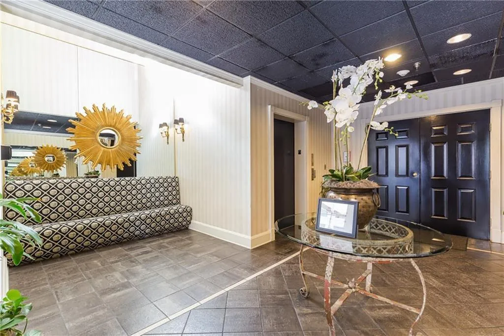 2499 Peachtree Road Ne Unit 102, Atlanta, Georgia 30305, 2 Bedrooms Bedrooms, ,2 BathroomsBathrooms,Residential,Sold,2499 Peachtree Road Ne Unit 102,6118534
