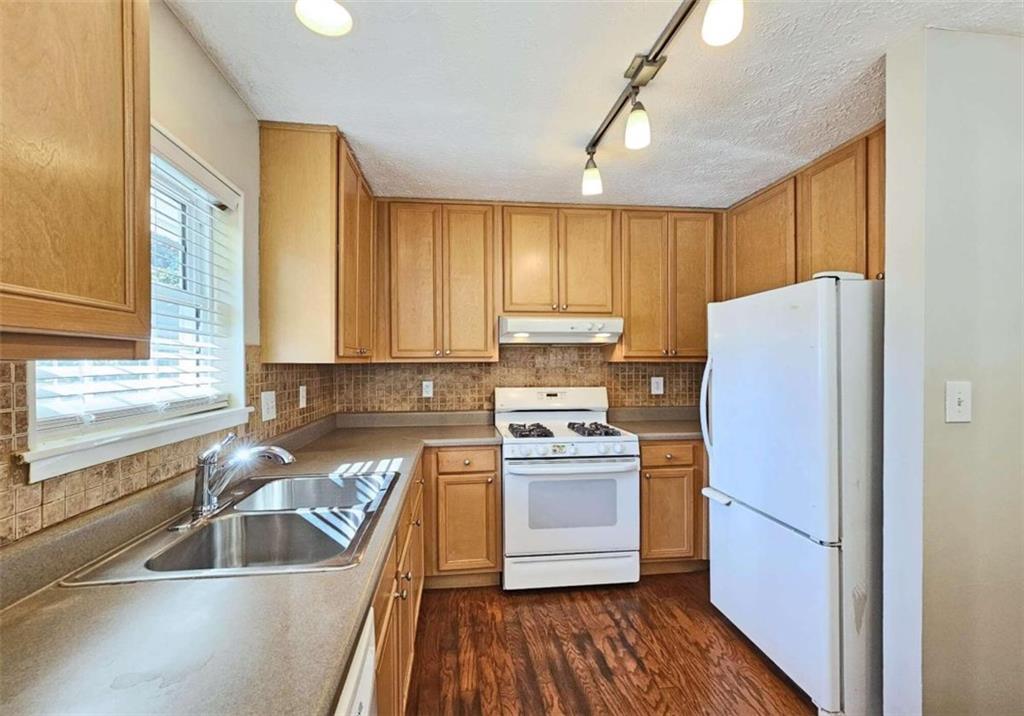 6806 Glenridge Drive Unit F, Sandy Springs, Georgia 30315, 2 Bedrooms Bedrooms, ,2 BathroomsBathrooms,Residential,Sold,6806 Glenridge Drive Unit F,7299987