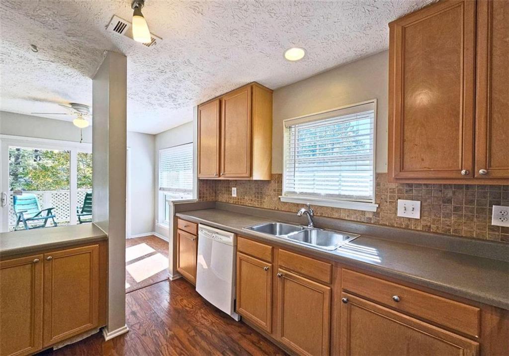 6806 Glenridge Drive Unit F, Sandy Springs, Georgia 30315, 2 Bedrooms Bedrooms, ,2 BathroomsBathrooms,Residential,Sold,6806 Glenridge Drive Unit F,7299987