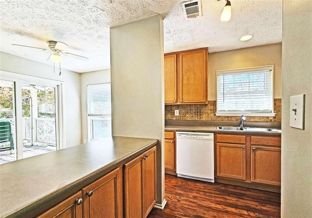 6806 Glenridge Drive Unit F, Sandy Springs, Georgia 30315, 2 Bedrooms Bedrooms, ,2 BathroomsBathrooms,Residential,Sold,6806 Glenridge Drive Unit F,7299987