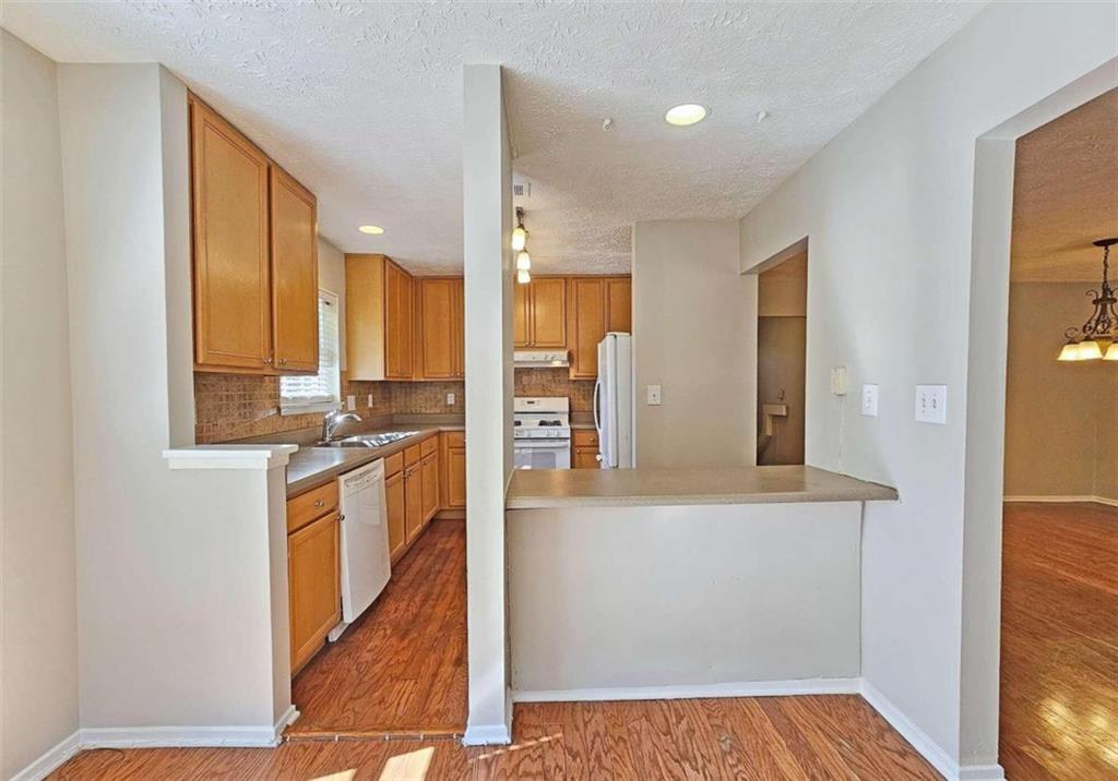 6806 Glenridge Drive Unit F, Sandy Springs, Georgia 30315, 2 Bedrooms Bedrooms, ,2 BathroomsBathrooms,Residential,Sold,6806 Glenridge Drive Unit F,7299987