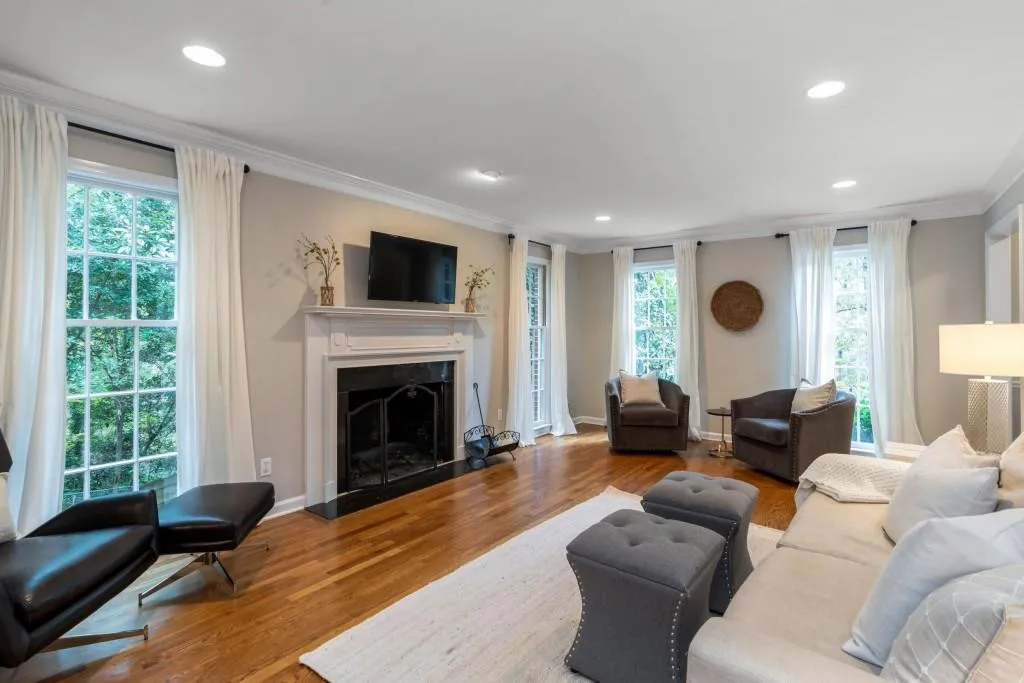 160 River Court Parkway, Sandy Springs, Georgia 30328, 4 Bedrooms Bedrooms, ,3 BathroomsBathrooms,Residential,Sold,160 River Court Parkway,6803487