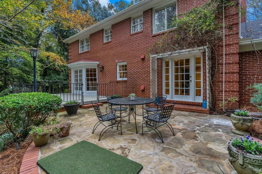 160 River Court Parkway, Sandy Springs, Georgia 30328, 4 Bedrooms Bedrooms, ,3 BathroomsBathrooms,Residential,Sold,160 River Court Parkway,6803487