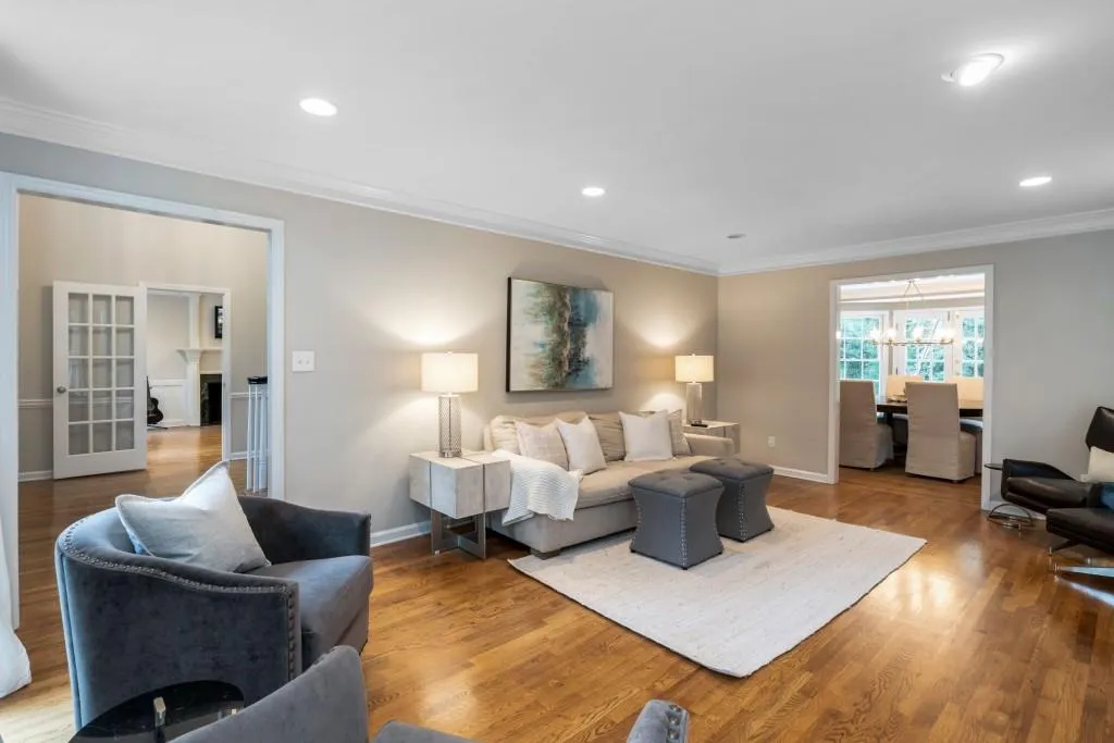 160 River Court Parkway, Sandy Springs, Georgia 30328, 4 Bedrooms Bedrooms, ,3 BathroomsBathrooms,Residential,Sold,160 River Court Parkway,6803487