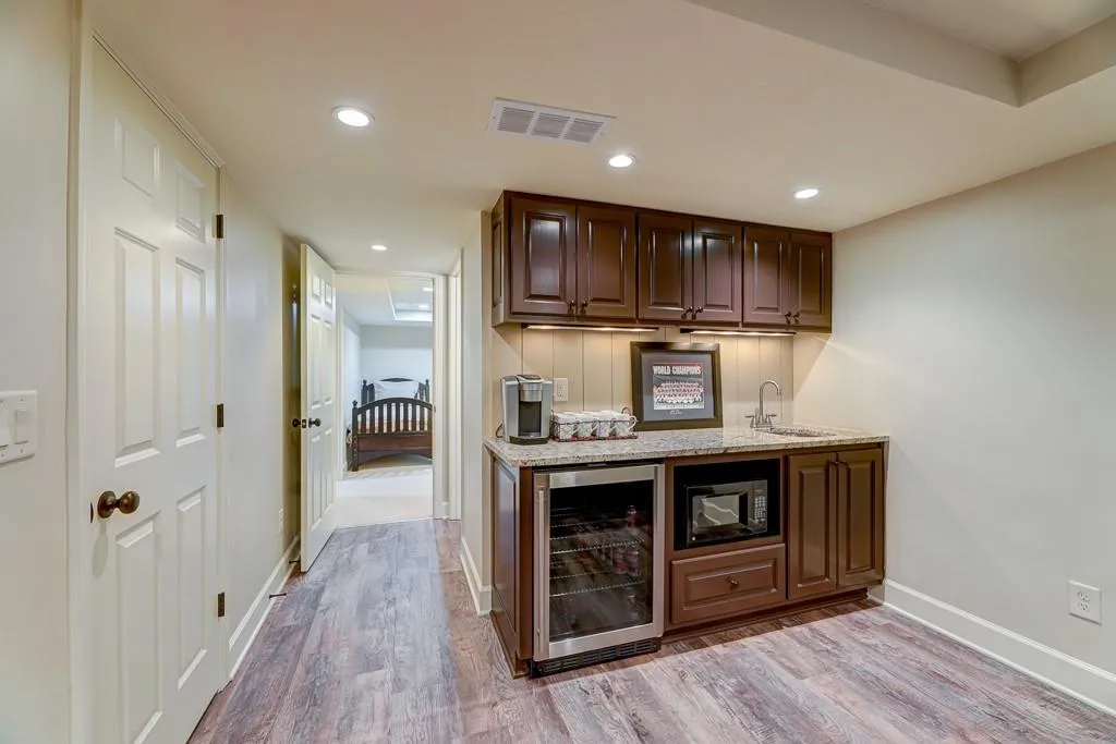 6950 Hunters Knoll, Sandy Springs, Georgia 30328, 4 Bedrooms Bedrooms, ,4 BathroomsBathrooms,Residential,Sold,6950 Hunters Knoll,6817508