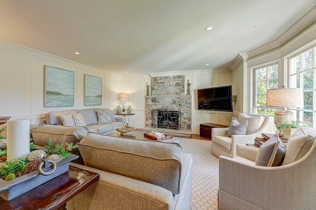 6950 Hunters Knoll, Sandy Springs, Georgia 30328, 4 Bedrooms Bedrooms, ,4 BathroomsBathrooms,Residential,Sold,6950 Hunters Knoll,6817508