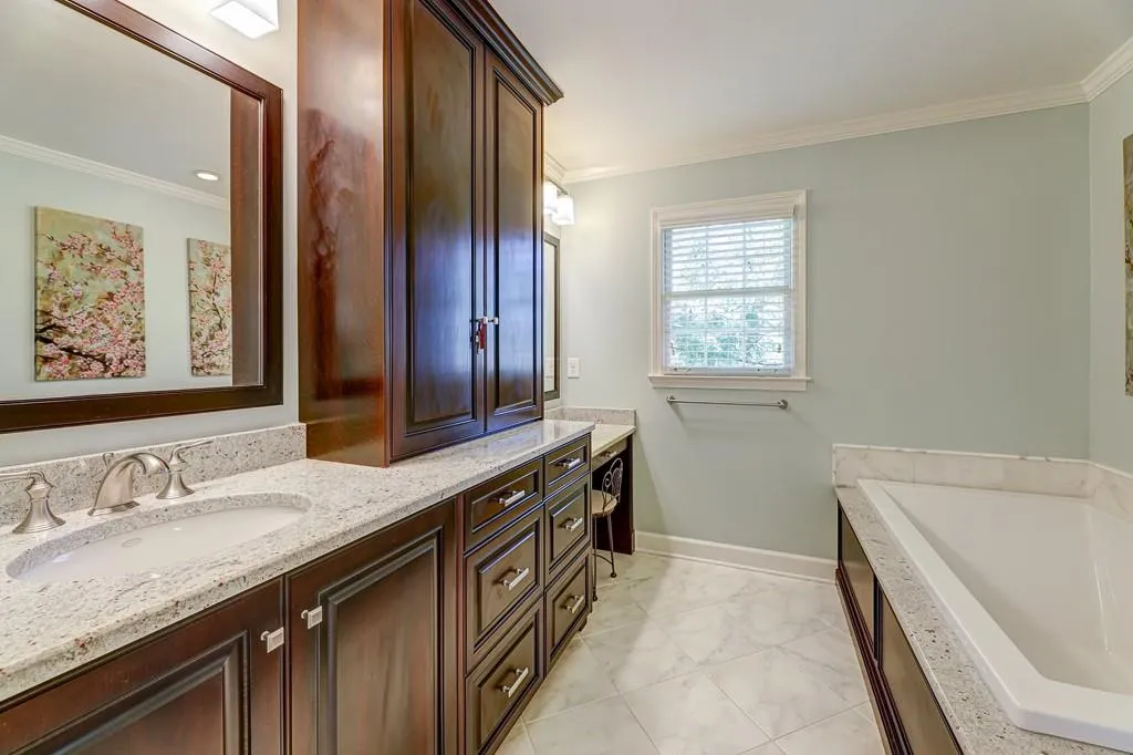 6950 Hunters Knoll, Sandy Springs, Georgia 30328, 4 Bedrooms Bedrooms, ,4 BathroomsBathrooms,Residential,Sold,6950 Hunters Knoll,6817508