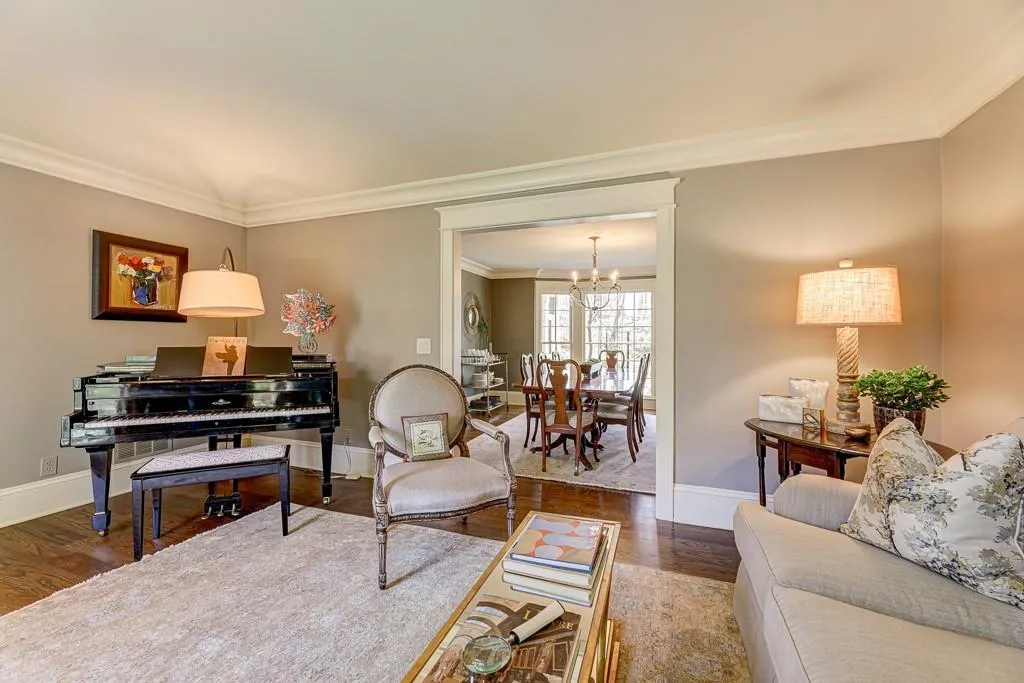 6950 Hunters Knoll, Sandy Springs, Georgia 30328, 4 Bedrooms Bedrooms, ,4 BathroomsBathrooms,Residential,Sold,6950 Hunters Knoll,6817508