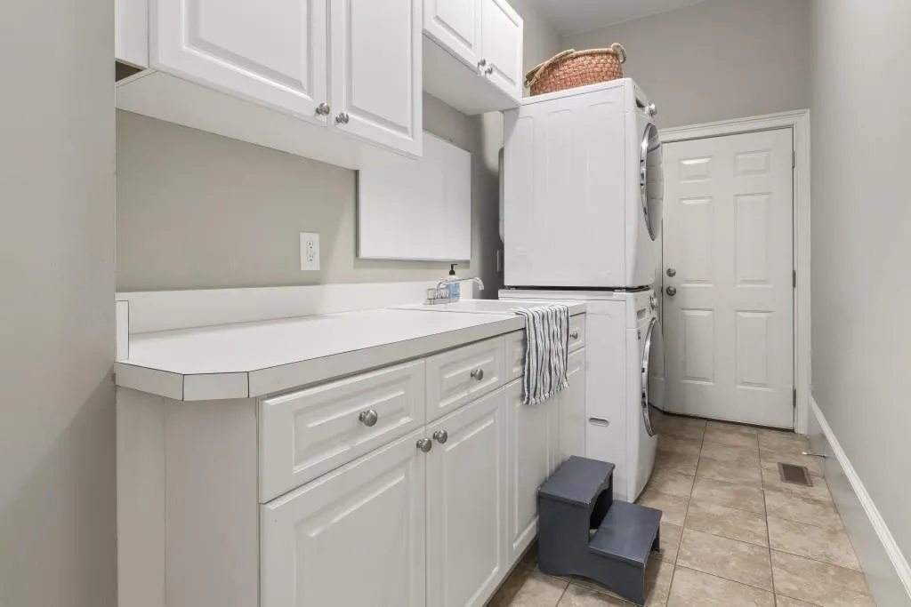 304 Forest Valley Court, Atlanta, Georgia 30342, 6 Bedrooms Bedrooms, ,5 BathroomsBathrooms,Residential,Sold,304 Forest Valley Court,6841974