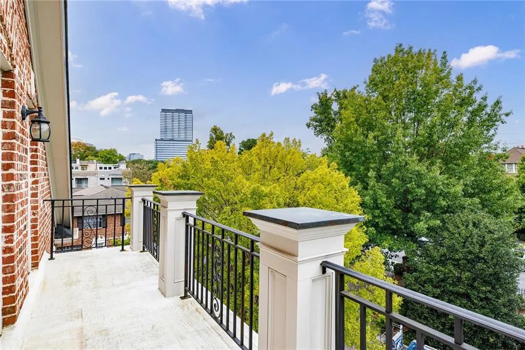 3707 Peachtree Road Ne Unit 1, Atlanta, Georgia 30319, 5 Bedrooms Bedrooms, ,4 BathroomsBathrooms,Residential,Sold,3707 Peachtree Road Ne Unit 1,7470600