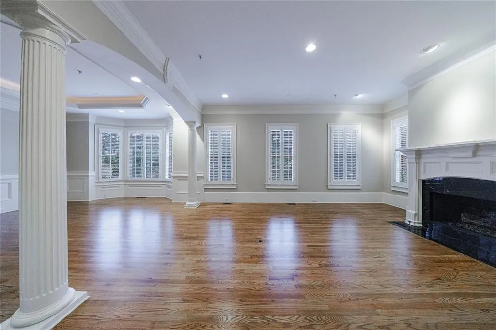 3707 Peachtree Road Ne Unit 1, Atlanta, Georgia 30319, 5 Bedrooms Bedrooms, ,4 BathroomsBathrooms,Residential,Sold,3707 Peachtree Road Ne Unit 1,7470600
