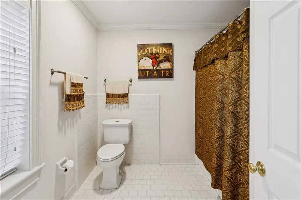 Full bathroom in the terrace level