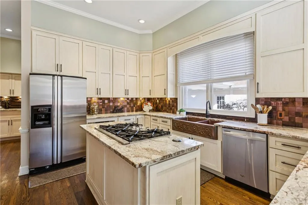 Huge kitchen with gas cooktop, copper sink and plenty of counter and cabinet space