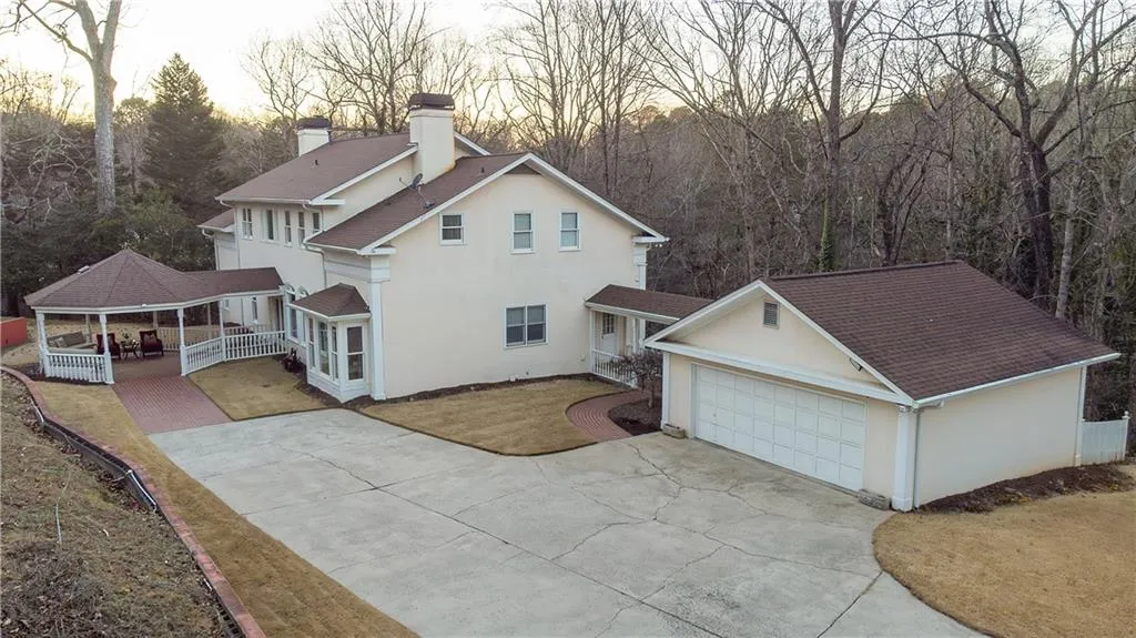 Flat driveway at the top of the hill