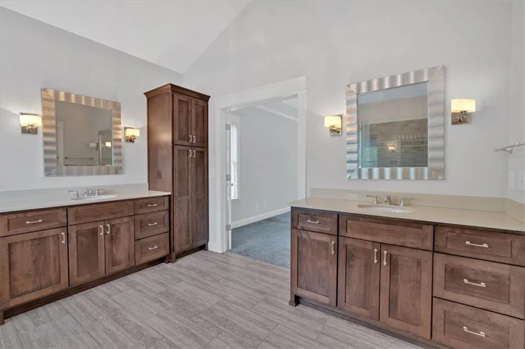 Bathroom with two vanities and high vaulted ceiling