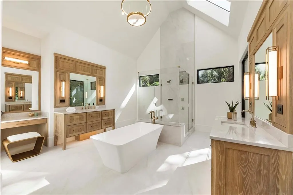 388 Londonberry Road Nw, Sandy Springs, Georgia 30327, 6 Bedrooms Bedrooms, ,7 BathroomsBathrooms,Residential,For Sale,388 Londonberry Road Nw,7669272