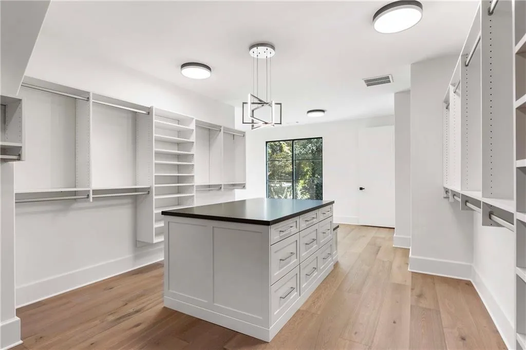 388 Londonberry Road Nw, Sandy Springs, Georgia 30327, 6 Bedrooms Bedrooms, ,7 BathroomsBathrooms,Residential,For Sale,388 Londonberry Road Nw,7669272