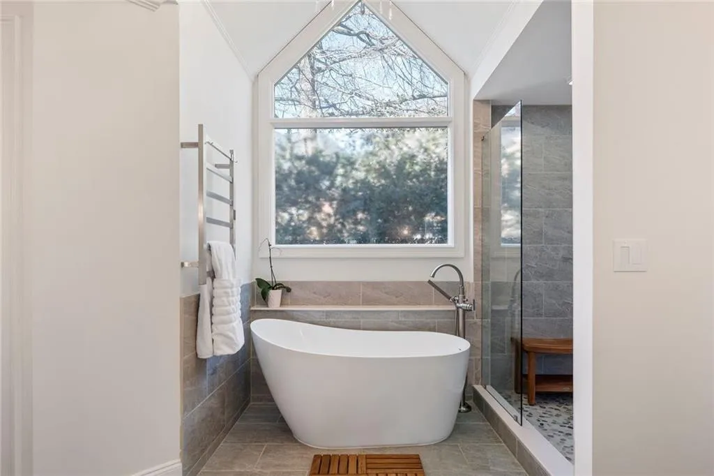 225 Embassy Court, Atlanta, Georgia 30328, 3 Bedrooms Bedrooms, ,2 BathroomsBathrooms,Residential,For Sale,225 Embassy Court,7703986