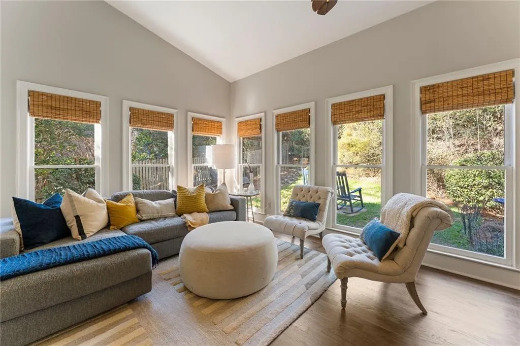 225 Embassy Court, Atlanta, Georgia 30328, 3 Bedrooms Bedrooms, ,2 BathroomsBathrooms,Residential,For Sale,225 Embassy Court,7703986