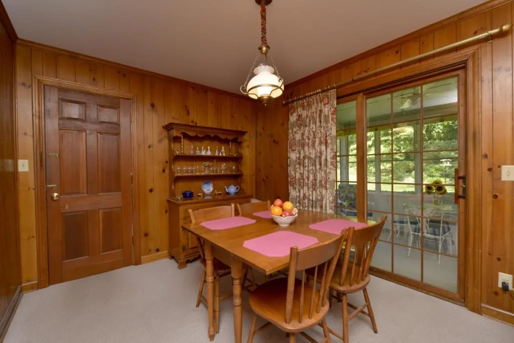 7365 Hunters Branch Drive, Sandy Springs, Georgia 30328, 4 Bedrooms Bedrooms, ,2 BathroomsBathrooms,Residential,Sold,7365 Hunters Branch Drive,5715985