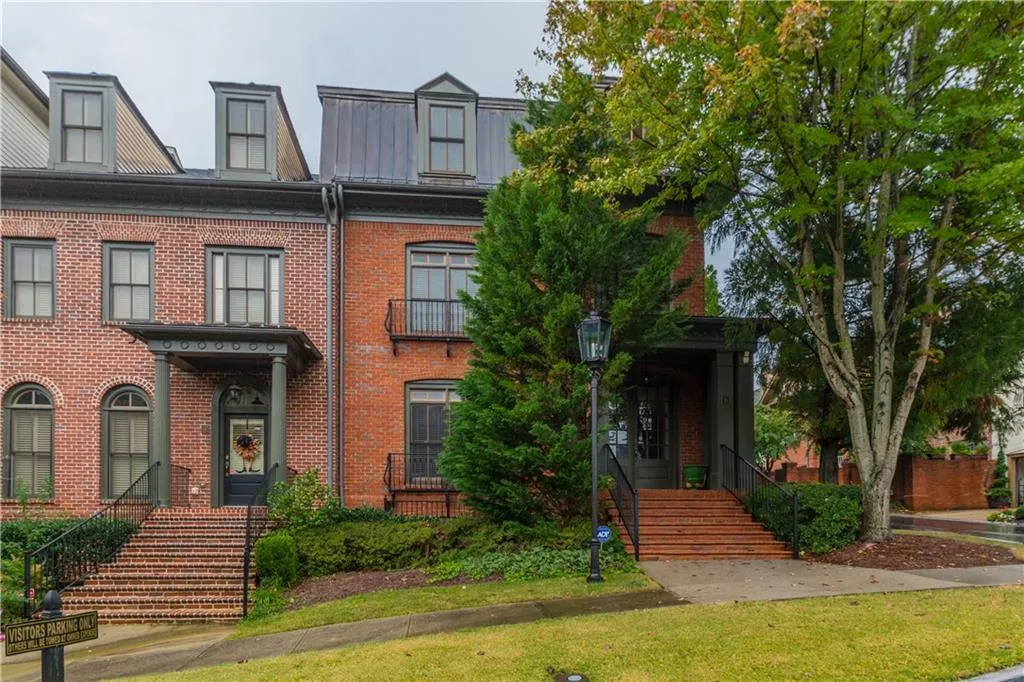 3127 Lenox Road Ne Unit 35, Atlanta, Georgia 30324, 3 Bedrooms Bedrooms, ,5 BathroomsBathrooms,Residential,Sold,3127 Lenox Road Ne Unit 35,5903223