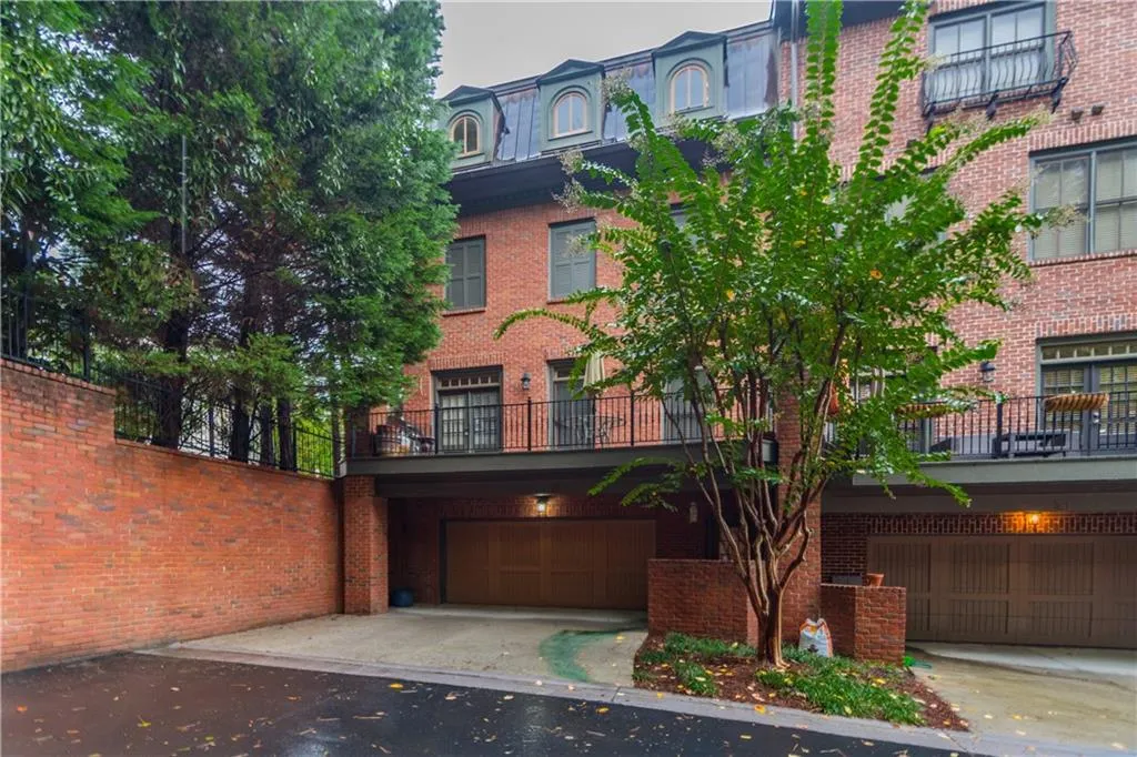3127 Lenox Road Ne Unit 35, Atlanta, Georgia 30324, 3 Bedrooms Bedrooms, ,5 BathroomsBathrooms,Residential,Sold,3127 Lenox Road Ne Unit 35,5903223